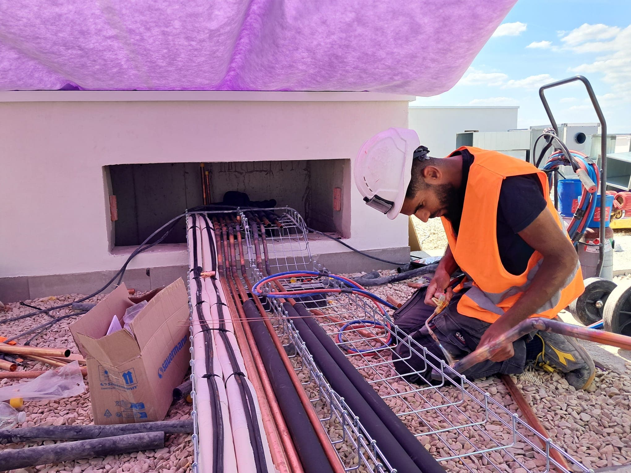 Technicien installant un systeme HVAC exterieur